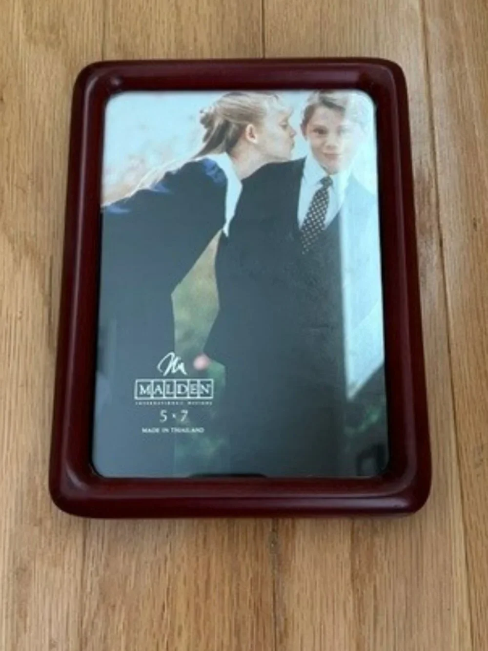 Wood 5 x 7 Picture Frame with Stand - Excellent Condition